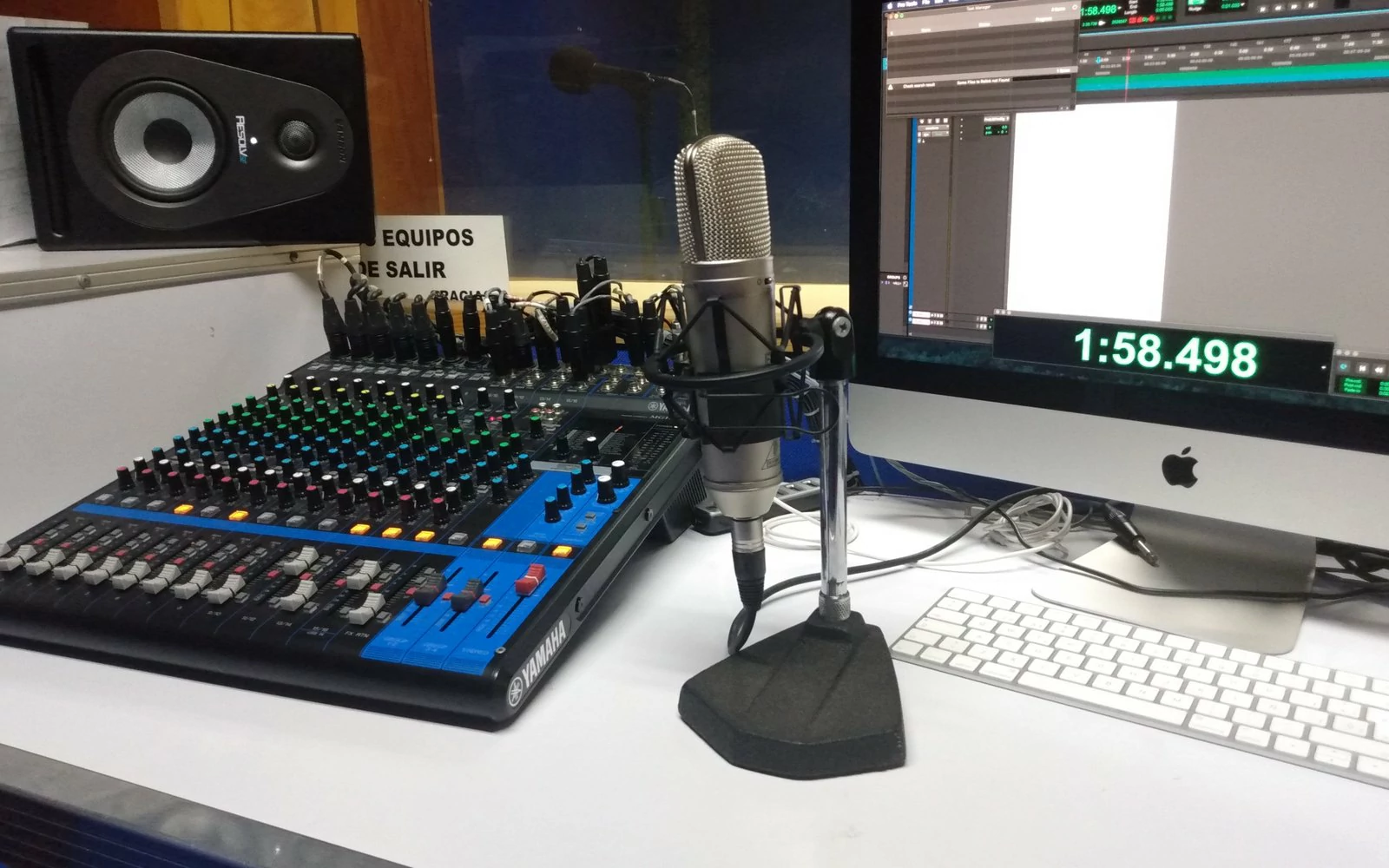Estudio de radio y podcast con consola y micrófono